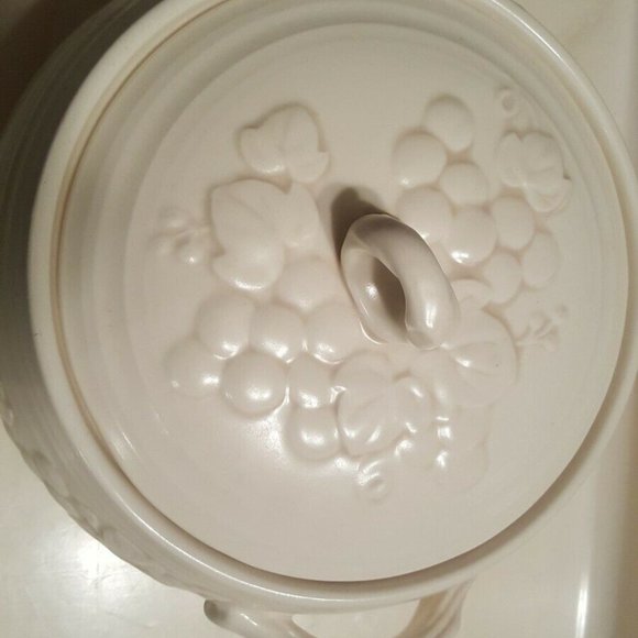 Lidded Casserole Serving Dish Raised Grape Pattern - Picture 4 of 4